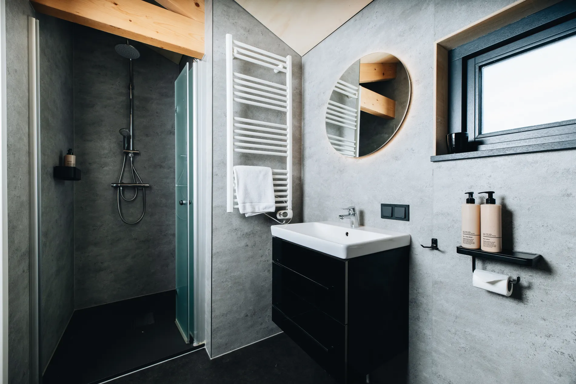 Overzicht van de luxe badkamer inclusief inloopdouche en modern sanitair.